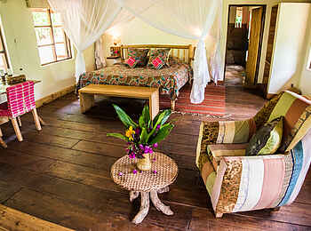 Volcanoes Bwindi Lodge: Fröhliche Farben setzen Akzente in der Banda