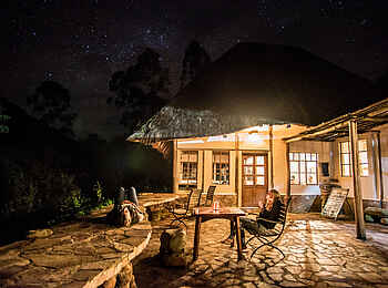 Volcanoes Bwindi Lodge: Nachts auf der Terrasse
