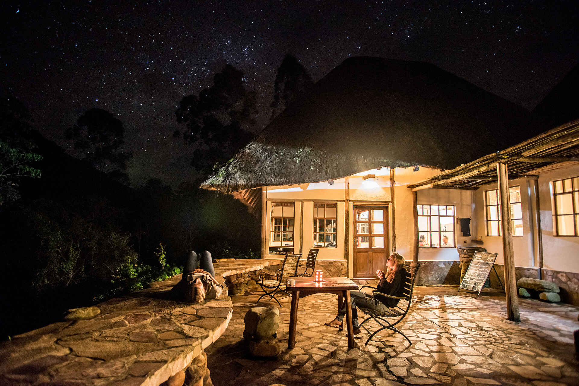 Volcanoes Bwindi Lodge: Nachts auf der Terrasse