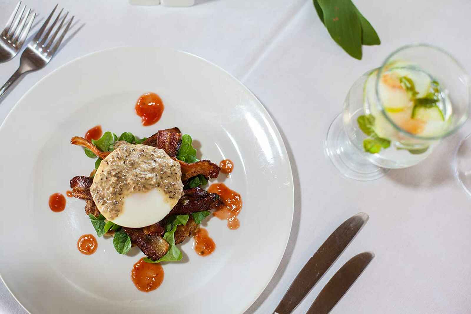 Camp Kuzuma: Käsetaler und Salat Camp Kuzuma: Käsetaler und Salat