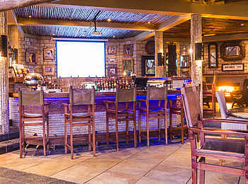 David Livingstone Safari Lodge: Bar mit Feuerstelle David Livingstone Safari Lodge: Bar mit Feuerstelle