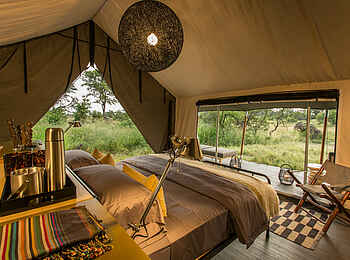Gomoti Plains Camp: Gästezelt Bett mit Blick
