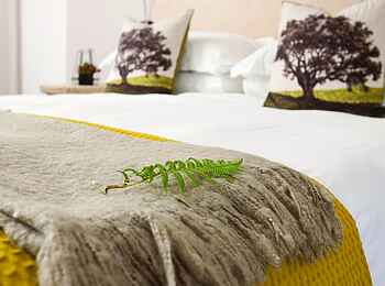 L'Avenir Country Lodge: Kingsize Bett mit Dekoration L'Avenir Country Lodge: Kingsize Bett mit Dekoration