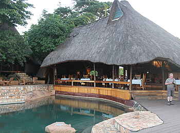 Lemala Wildwaters Lodge: Pool mit Bar Lemala Wildwaters Lodge: Pool mit Bar