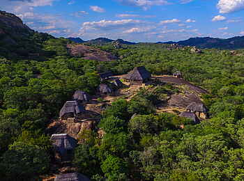 Matobo Hills Lodge: Gästechalets und Hauptgebäude Matobo Hills Lodge: Gästechalets und Hauptgebäude