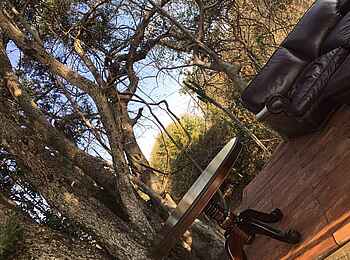 Ntemwa Busanga Bushcamp: Holzdeck mit edler Einrichtung