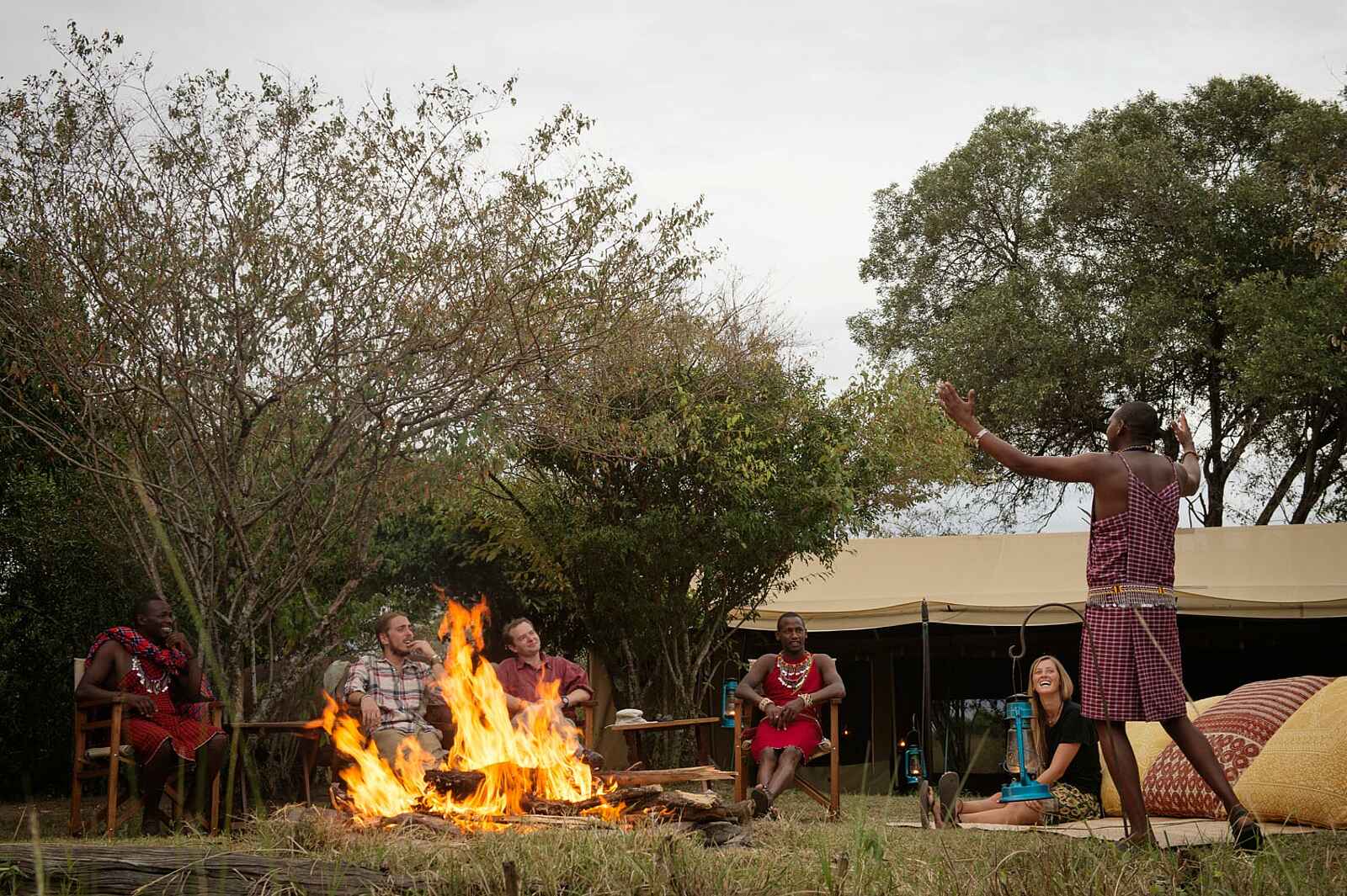 Serian Nkorombo: Kulturaustausch am Lagerfeuer Serian Nkorombo: Kulturaustausch am Lagerfeuer
