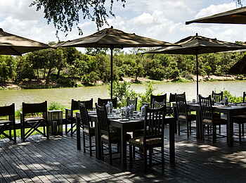 Simbavati River Lodge: Terrasse mit Essbereich am Fluss