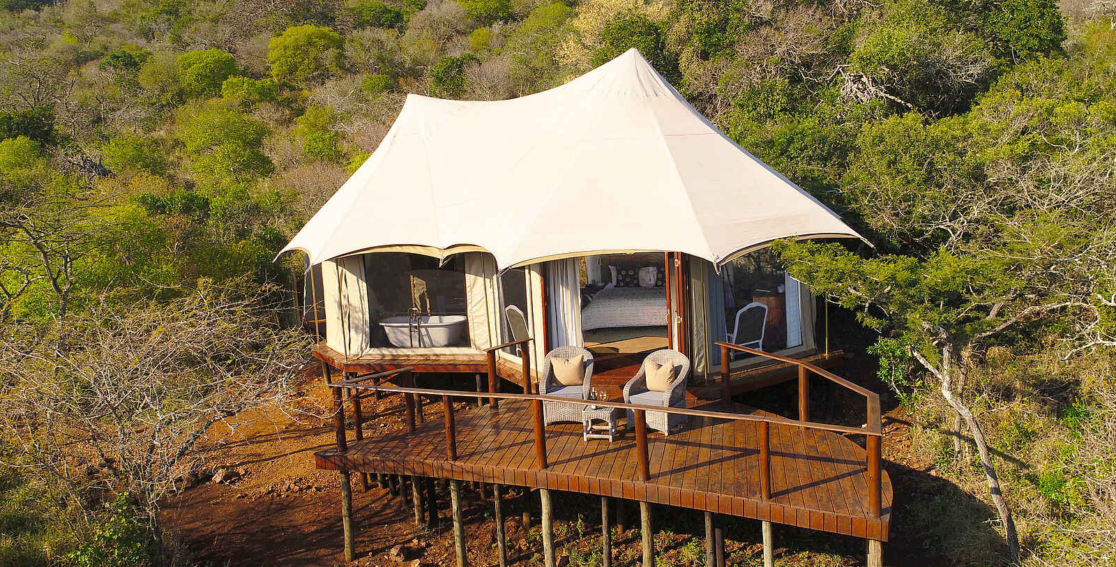 Thanda Tented Camp: Blick auf ein Zelt mit Holzdeck Thanda Tented Camp: Blick auf ein Zelt mit Holzdeck