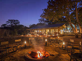 Verney's Camp: Feuerstelle mit Stühlen