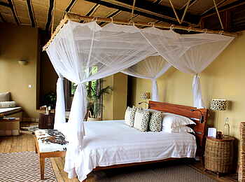 Volcanoes Kyambura Gorge Lodge: Doppelbett mit Moskitonetz Volcanoes Kyambura Gorge Lodge: Doppelbett mit Moskitonetz