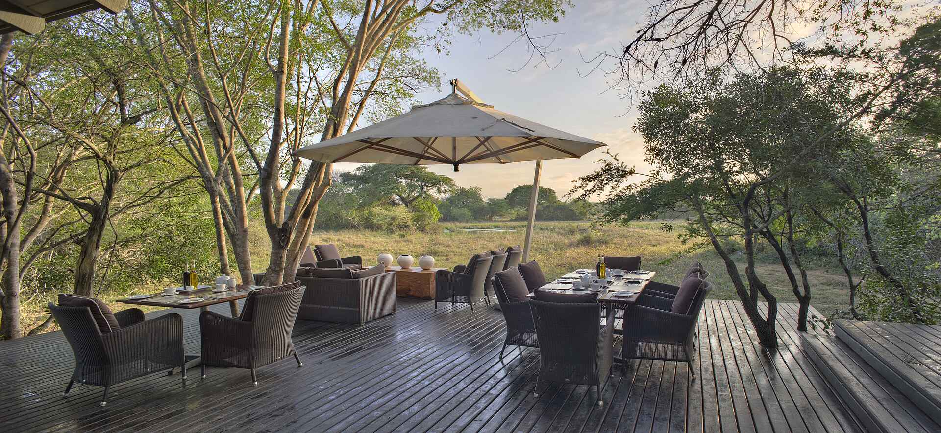 &Beyond, &Beyond Phinda Forest Lodge, &Beyond Phinda Game Reserve, Forest Lodge, iSimangaliso Wetland Park, Phinda, Phinda Forest, Phinda Game Reserve, Phinda Private Game Reserve, Südafrika, Ausstattung, Dekoration, Einrichtung, Inneneinrichtung, Ausblick, Aussicht, Essen, Gedeck, Hauptgebäude, Haupthaus, Terrasse, Tisch, Trinken, Umgebung, Vegetation, Veranda, Afrikarma, Afrikarma Safaris, Afrikarma Safaris - Wildnis. Hautnah., Afrikarma.de