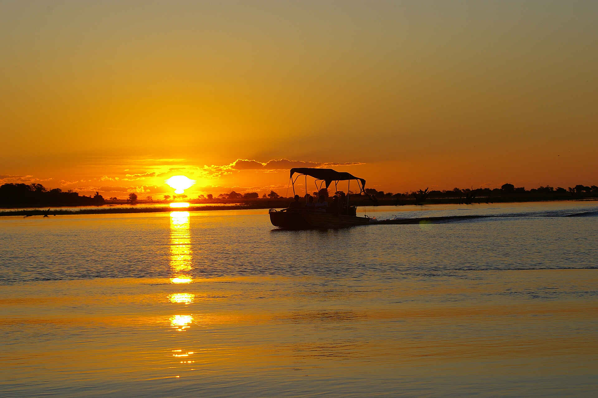 Caprivi Floodplains, Caprivi Strip, Caprivi-Streifen, Chobe National Park, Chobe River, Chobe Savanna Lodge, Desert & Delta, Elefanten, Kasane, Namibia, Thatched Roof, Motorbootausflug, Sonnenuntergang, Air Conditioning