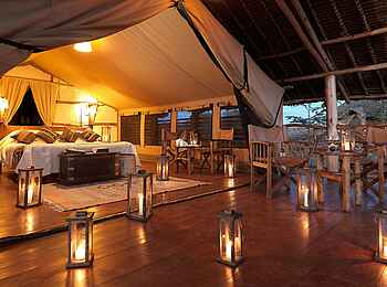 Elerai Camp: Ein Deluxe Zelt am Abend Elerai Camp: Ein Deluxe Zelt am Abend