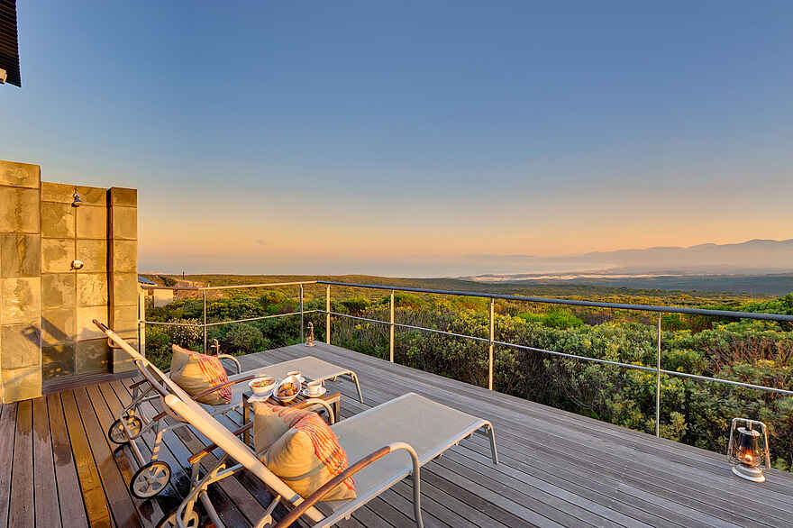 Grootbos Forest Lodge: Terrasse mit Außendusche Grootbos Forest Lodge: Terrasse mit Außendusche