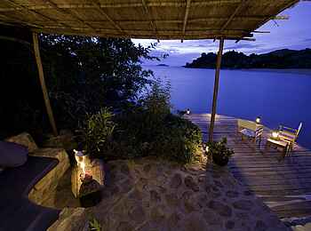 Kaya Mawa: Privates Deck am See