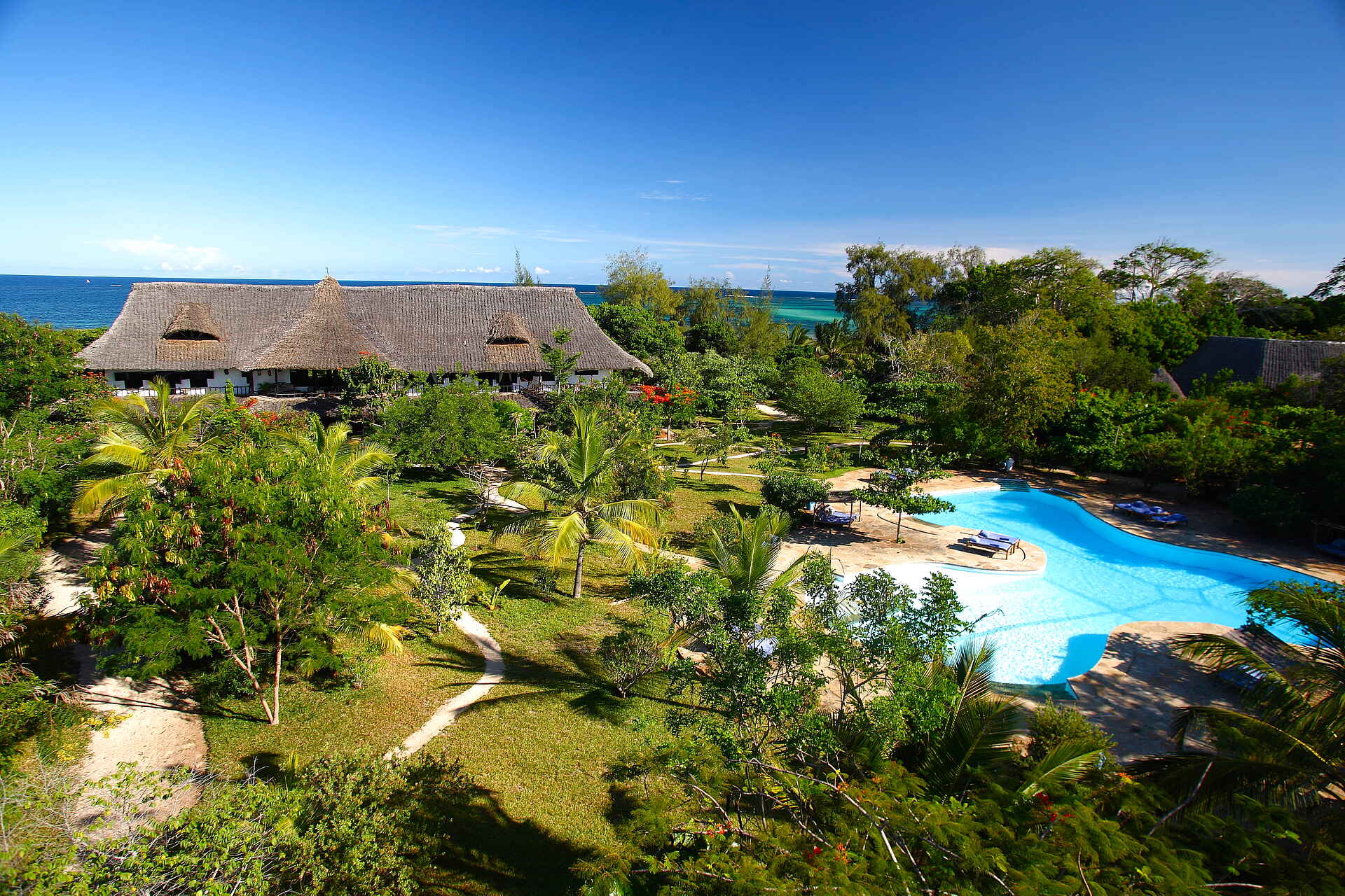 Kinondo Kwetu: Haupthaus und Pool Africa, Afrika, Afrikarma, Baum- und Pflanzenschutz, Bilder, Buchen, Buchung, Delfine, Diani Beach, Engelhaie, Familie, Galu Beach, Ida und Filip Andersson, Indian Ocean, Indischer Ozean, Information, Informationen, Kaya Kinondo Sacred Forest, Kenia, Kenya, Kinder, Kinindo-Kwetu-Klinik, Kinondo, Kinondo Kwetu, Kinondo Kwetu Trust Fund, Kisite Marine Park, Kwale, Nachhaltigkeit, Ökologisch, Papageifische, Pferde, Privatstrand, Reise, Reiseveranstalter, Reiten, Safari, Sandstrand, Sauna, Shimba Hills, Shimba Hills National Reserve, Shimba Hills Nationalpark, Snake Conservancy, Spa, Sponsoring lokaler Projekte, Sport, Strand, The Safari Awards: Finalist 2014, Trip Advisor: Travelers’ Choice 2014, Urlaub, Vollpension, Walhaie, Walwanderung, Wasserrecycling, Wasserschutz, Wassersport, weißer Sandstrand, Wellness, Whale migration, www.afrikarma.de, Anlage, Ansicht, blauer Himmel, central facilities, Garten, Hauptbereich, Hauptgebäude, Haupthaus, main area, main building, Pool, Swimmingpool, Zentrale Einrichtung, Meer, Naturschutz, Ozean, Pirschfahrt, Swahili-Stil, ocean, Luxus, Schnorcheln, Tauchen, Tennis