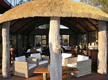 Nkasa Lupala Tented Lodge: Blick in die Lounge und den Speisesaal Nkasa Lupala Tented Lodge: Blick in die Lounge und den Speisesaal