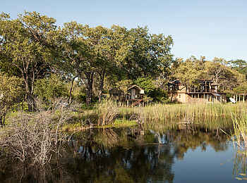 Nkasa Lupala Tented Lodge: Blick vom Wasser auf das Hauptgebäude und ein Gästezelt Nkasa Lupala Tented Lodge: Blick vom Wasser auf das Hauptgebäude und ein Gästezelt
