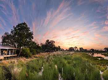 North Island Okavango Safari Camp: Ein Gästezelt bei Abendstimmung