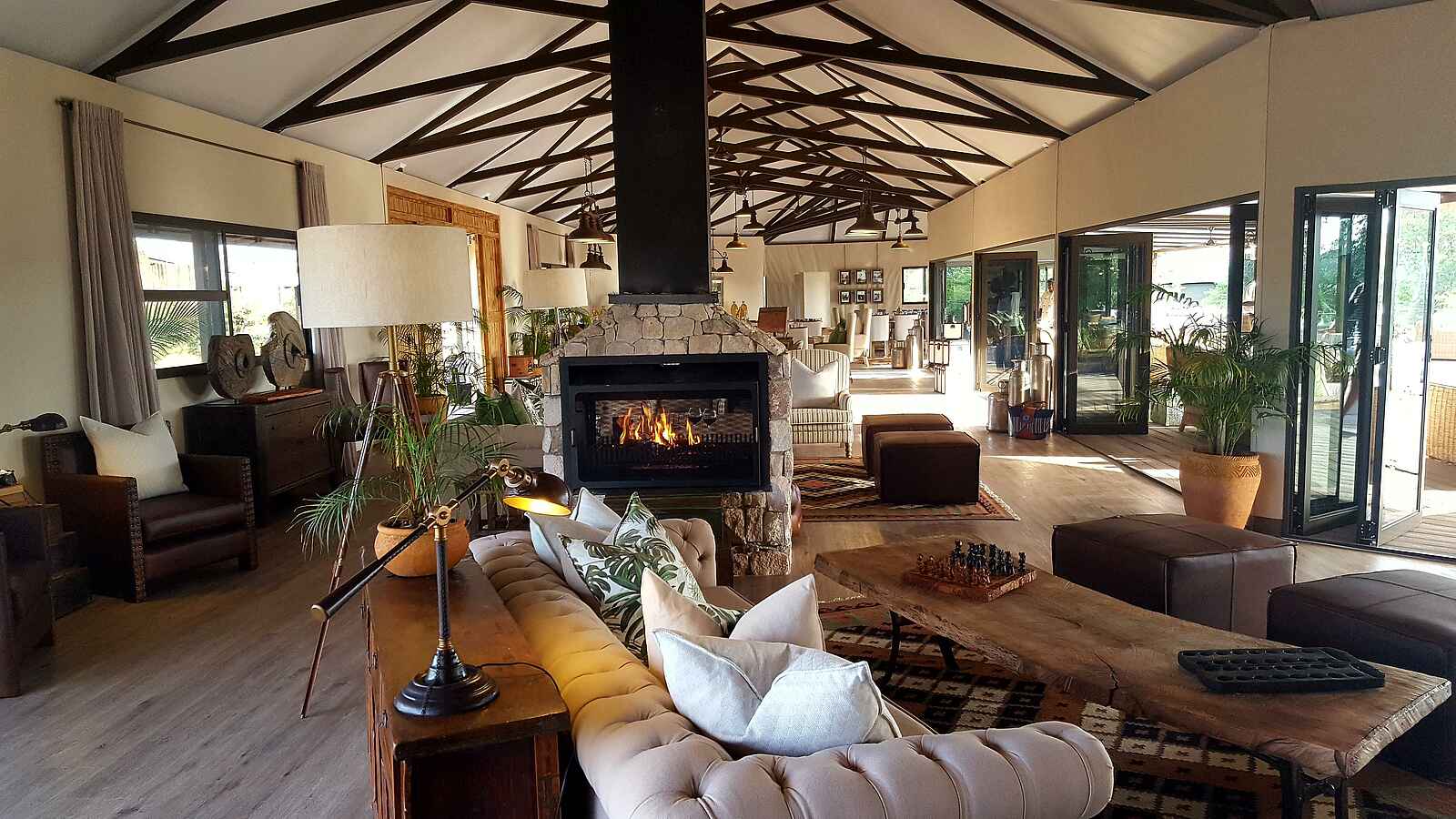 Old Drift Lodge: Lounge mit Kamin Old Drift Lodge: Lounge mit Kamin