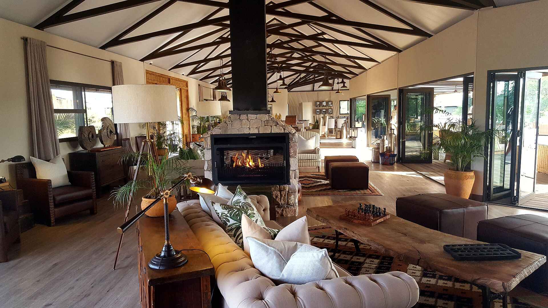 Old Drift Lodge: Lounge mit Kamin