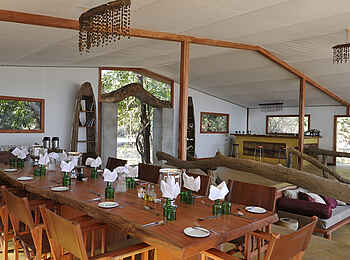 Potato Bush Camp: Esstisch Potato Bush Camp: Esstisch