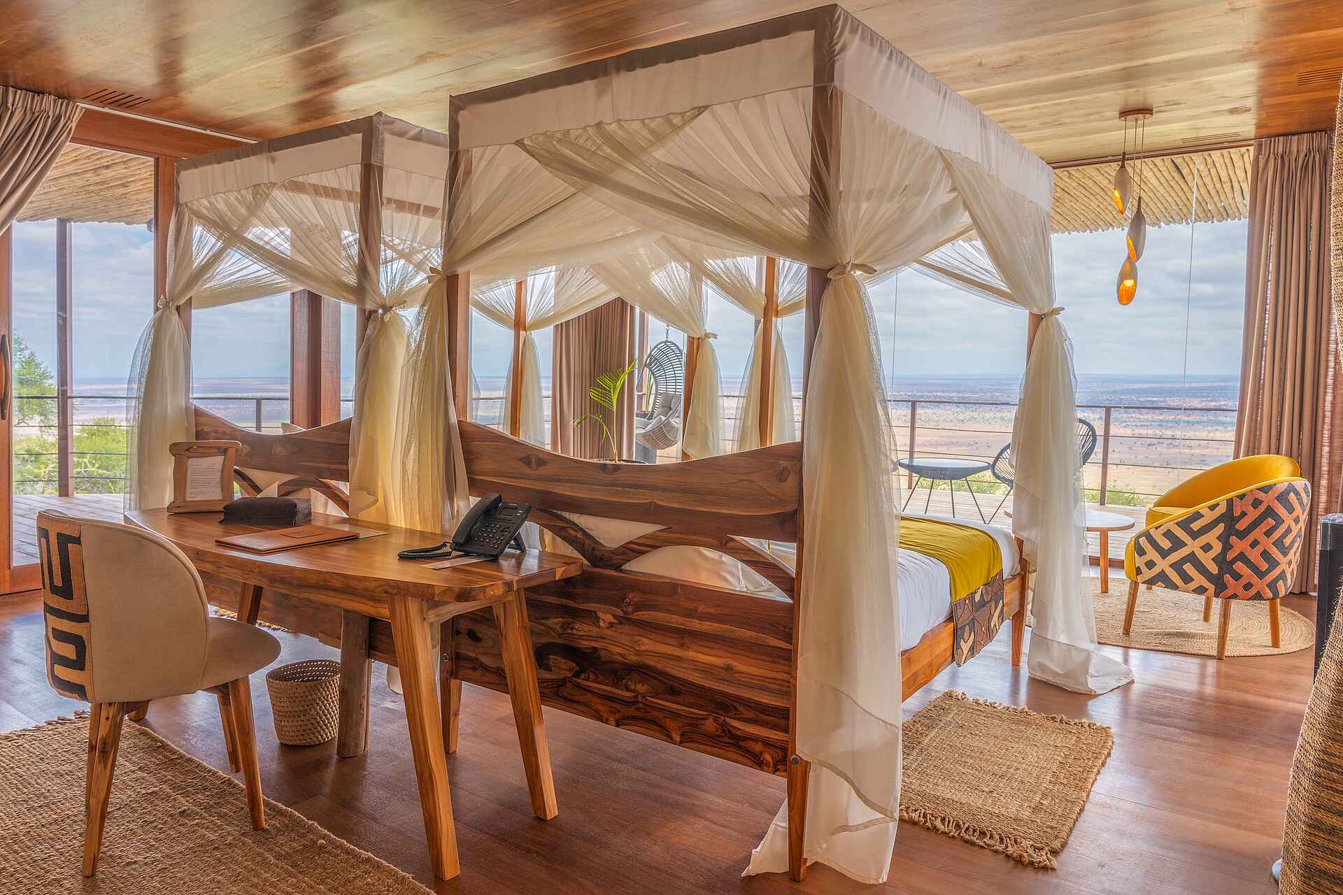 Soroi Lions Bluff Lodge: Schreibtisch und Betten Soroi Lions Bluff Lodge: Schreibtisch und Betten