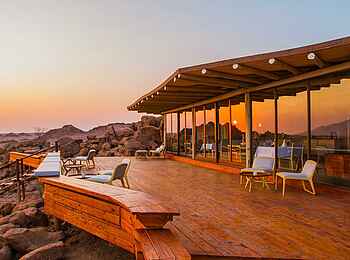 Sorris Sorris Lodge: Hauptgebäude mit Deck und Blick