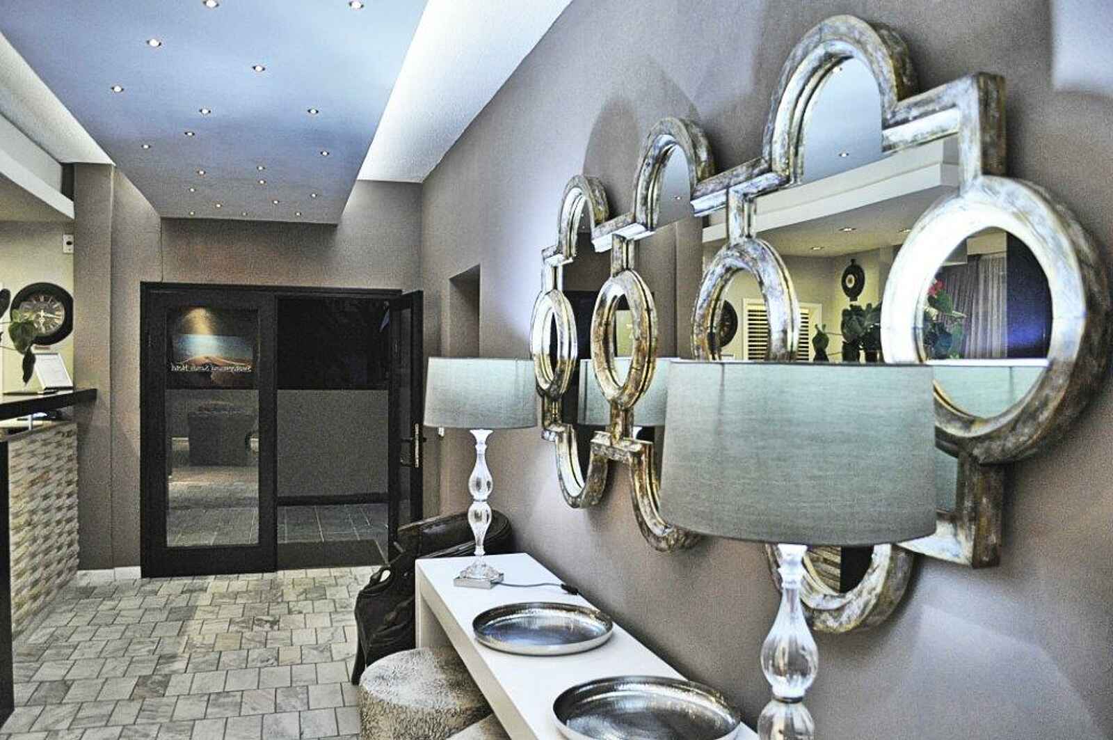 Swakopmund Sands Hotel: Spiegeltisch an der Rezeption Swakopmund Sands Hotel: Spiegeltisch an der Rezeption