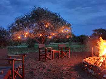 Tarangire Kuro Treetops Lodge: Lagerfeuer am Abend Tarangire Kuro Treetops Lodge: Lagerfeuer am Abend