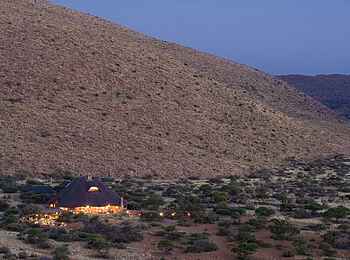The Motse Tswalu: Abendstimmung in der südlichen Kalahari The Motse Tswalu: Abendstimmung in der südlichen Kalahari