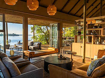Victoria Falls Hippo Creek Villa: Der Gemeinschaftswohnbereich mit Zugang zur Terrasse