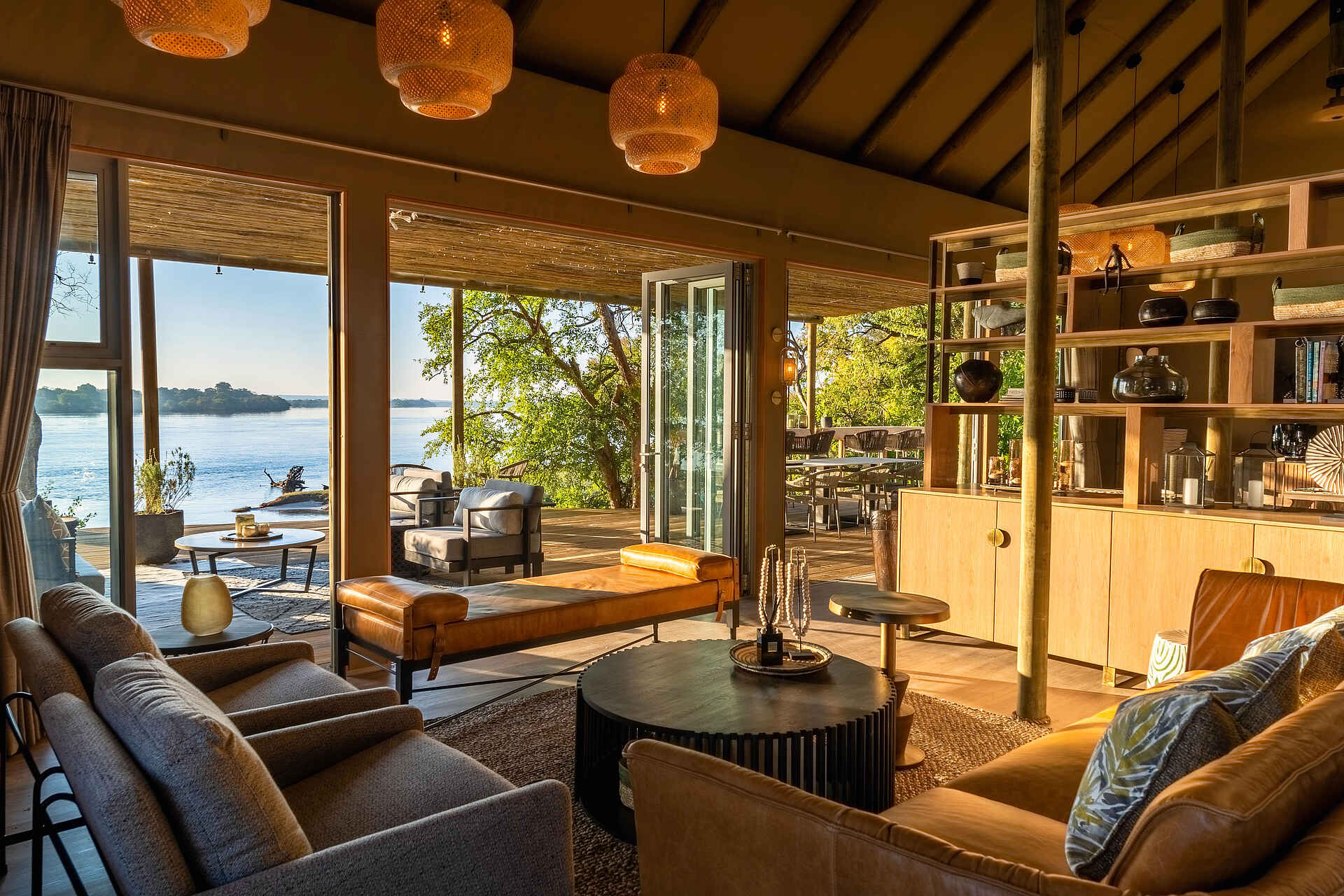 Victoria Falls Hippo Creek Villa: Der Gemeinschaftswohnbereich mit Zugang zur Terrasse Victoria Falls Hippo Creek Villa: Der Gemeinschaftswohnbereich mit Zugang zur Terrasse