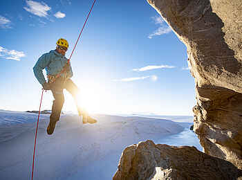 Whichaway Camp: Abseilen an einer Felswand