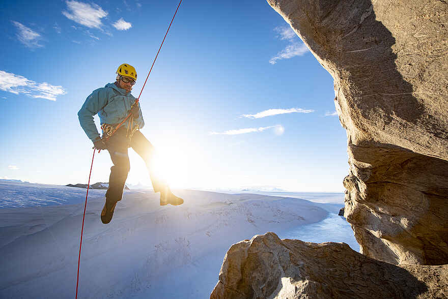 Whichaway Camp: Abseilen an einer Felswand Whichaway Camp: Abseilen an einer Felswand