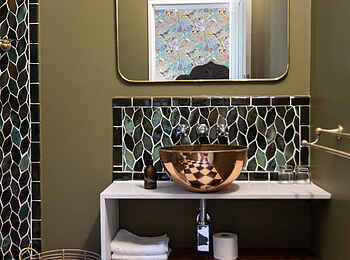 528 Victoria Falls Guesthouse: Das Badezimmer im Bungalow