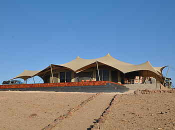 Desert Hills Glamping: Hauptzelt mit vorgelagertem Holzdeck Desert Hills Glamping: Hauptzelt mit vorgelagertem Holzdeck