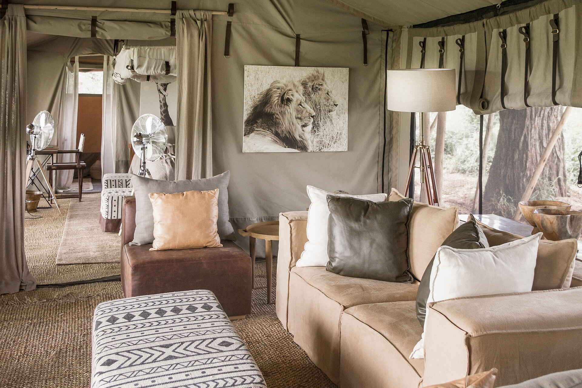 Friedkin Conservation Fund, Legendary Mila Tented Camp, Mwiba Wildlife Reserve, Familienzelt, Gästezelt, Private Lounge, Sofa, Afrikarma, Afrikarma Safaris, Afrikarma Safaris - Wildnis. Hautnah., Afrikarma.de