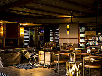 Mombo Camp: Aufenthaltsbereich mit Bibliothek Mombo Camp: Aufenthaltsbereich mit Bibliothek