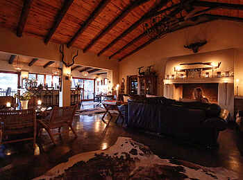 Notten's Bush Camp: Die Lounge in der Abenddämmerung Notten's Bush Camp: Die Lounge in der Abenddämmerung