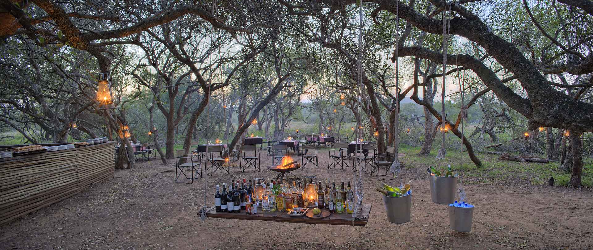 &Beyond, &Beyond Phinda Rock Lodge, Phinda, Phinda Private Game Reserve, Phinda Reservat, Phinda Rock, Südafrika, Dekoration, Essen, Gedeck, Tisch, Trinken, Abend, Aussicht, Service, Afrikarma, Afrikarma Safaris, Afrikarma Safaris - Wildnis. Hautnah., Afrikarma.de