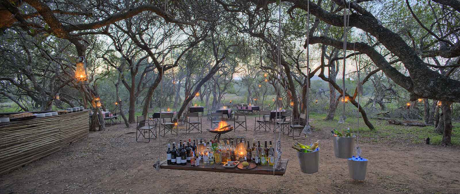 &Beyond Phinda Rock Lodge: Lagerfeuer und Bar &Beyond Phinda Rock Lodge: Lagerfeuer und Bar