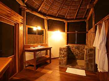 Apoka Safari Lodge: Gästebad