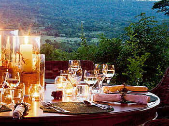 Beho Beho Camp: Esstisch bei Kerzenlicht