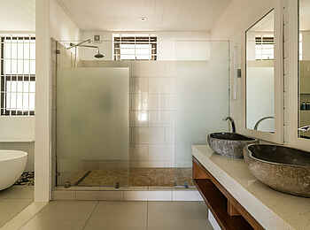 Constance Sakoa Boutik: Deluxe Beachfront Suite Bad Constance Sakoa Boutik: Deluxe Beachfront Suite Bad