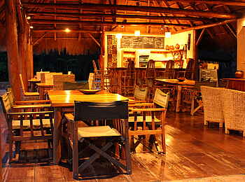 Enjojo Lodge: Restaurant bei Nacht