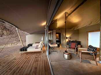 Hoanib Elephant Camp: Blick ins Zeltinneres und auf die Terrasse