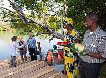 KaingU Safari Lodge: Viktor, Esnart und Julia bei der Begrüßung am Anleger