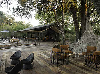 Kiri Camp: Eine Lounge auf der Terrasse Kiri Camp: Eine Lounge auf der Terrasse